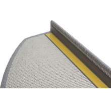 Detailaufnahme einer Treppenstufe mit Teppichschutzmatte und Befestigungsstreifen