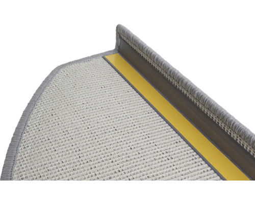 Detailaufnahme einer Treppenstufe mit Teppichschutzmatte und Befestigungsstreifen