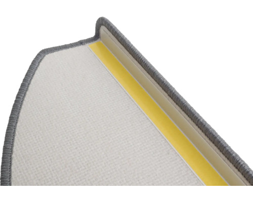 Detail einer Treppenstufe mit Textiloberfläche und Klebestreifen