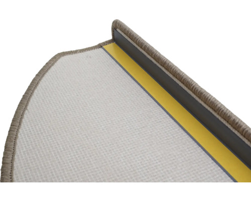 Detailansicht einer Treppenstufe mit Teppich und Befestigungsstreifen