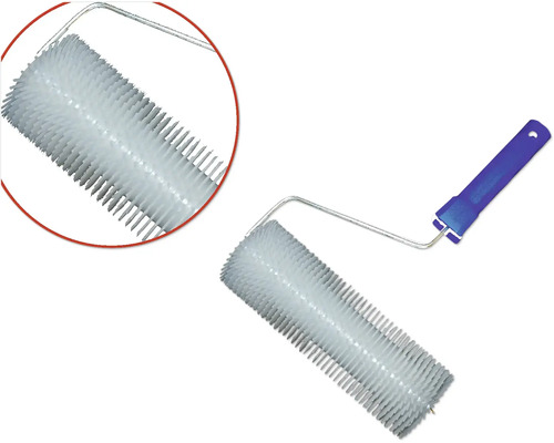 Stachelwalze mit blauem Griff zur Belüftung von Epoxidharzböden