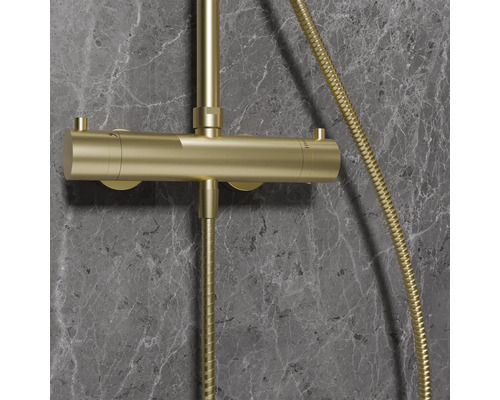 Aufputz-Brausethermostat mit Brauseschlauch vor Wand