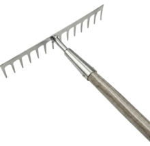 Gartenrechen mit Holzstiel und Metallzinken