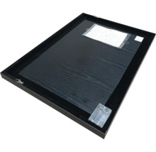 Rückseite eines schwarzen Bilderrahmens