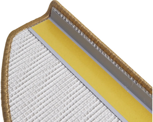 Detailaufnahme einer Treppenkante mit Teppich und Befestigungsband