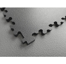 Graue Puzzlematte mit strukturierter Oberfläche.