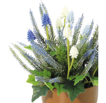 Künstliche Blumengesteck mit blauen und weißen Blüten im Topf