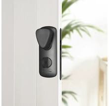 Schwarzer Türgriff an einer weißen Tür