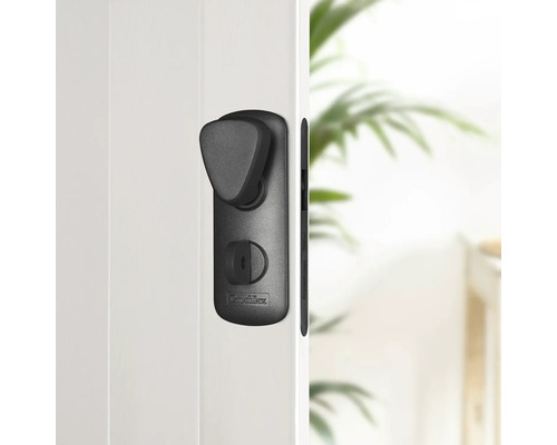 Schwarzer Türgriff an einer weißen Tür