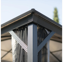 Detailaufnahme einer Pavillonkonstruktion mit Metallrahmen und Moskitonetz