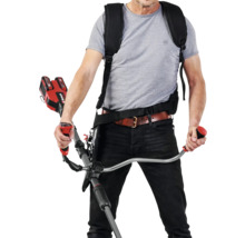 Person mit Akku-Rasentrimmer mit Rückentragegurt