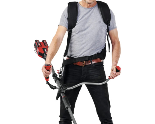 Person mit Akku-Rasentrimmer mit Rückentragegurt