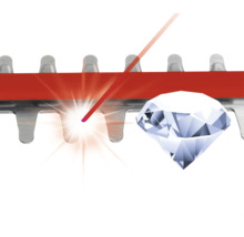 Nahaufnahme einer Heckenscherenklinge mit Diamant