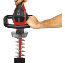 Aufsicht auf eine Heckenschere im Gebrauch.