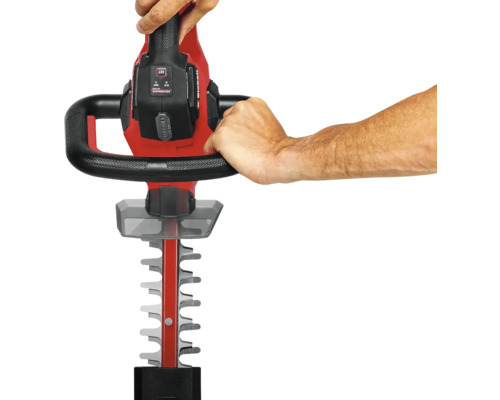 Aufsicht auf eine Heckenschere im Gebrauch.