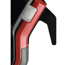 Nahaufnahme einer Metallsäge mit rotem Griff und Schalter für die minimale Einstellung