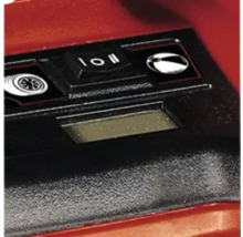 Nahaufnahme der Bedienelemente einer Maschine mit Schaltern und einer Anzeige