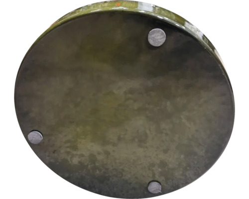 Unterseite eines runden Pflanzgefäßes mit drei Füßen