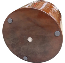 Unterseite eines braunen Hockers mit Füßen