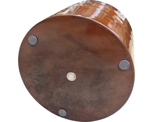 Unterseite eines braunen Hockers mit Füßen