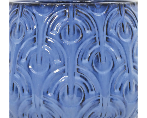 Detailansicht eines blauen Pflanzgefäßes mit Reliefmuster