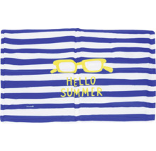 Strandtuch mit Streifen, Sonnenbrille und dem Schriftzug Hallo Sommer