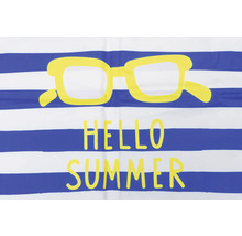 Strandtuch mit Streifenmuster, Sonnenbrille und dem Schriftzug Hallo Sommer