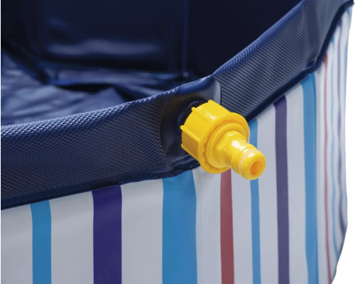 Detailansicht eines Planschbeckens mit gelbem Wasserablassventil