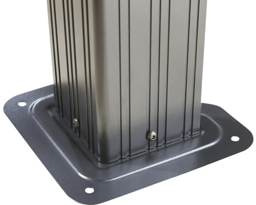 Detailansicht einer Pavillon-Stütze mit Bodenplatte zur Befestigung