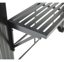 Detailaufnahme eines schwarzen, gestuften Pflanzenregals aus Metall