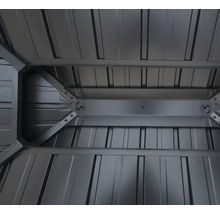 Innenansicht eines Metallgerätehauses mit Dachkonstruktion und Haken zur Aufbewahrung