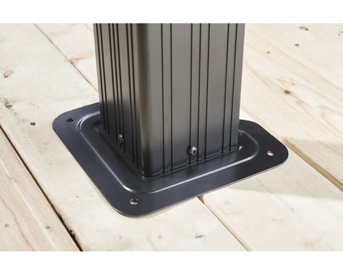 Detailansicht einer Pavillonbefestigung auf einem Holzboden