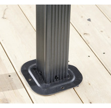 Detailansicht einer Pavillon-Säule mit Fußbefestigung auf einem Holzboden