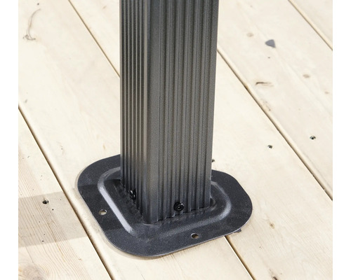 Detailansicht einer Pavillon-Säule mit Fußbefestigung auf einem Holzboden