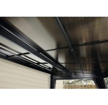 Dach eines Pavillons mit Metallstruktur und Wellblech