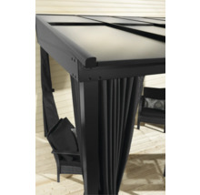 Detailansicht einer Terrassenüberdachung mit Vorhängen.