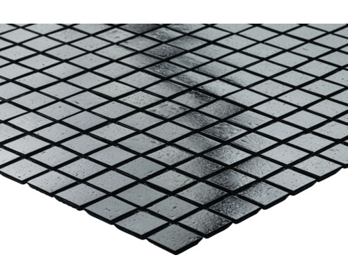 Mosaikfliesen mit quadratischen, spiegelnden Elementen.