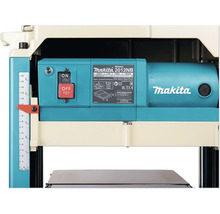 Makita Dickenhobel 2012NB Detailansicht mit Ein-Aus-Schalter, Skala in Zentimeter und Zoll sowie technischen Daten.