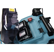 Batteriefach eines Makita Akkurasenmähers mit zwei 18 Volt Lithium-Ionen Akkus und Sicherheitsschlüssel.