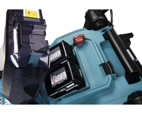 Batteriefach eines Makita Akkurasenmähers mit zwei 18 Volt Lithium-Ionen Akkus und Sicherheitsschlüssel.