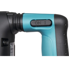 Nahaufnahme des Ein-Schalters an einem Makita Elektrowerkzeug mit gummiertem Handgriff.