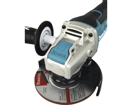 Makita Winkelschleifer mit X-LOCK System, Getriebekopf aus Metall und montierter Schleifscheibe.