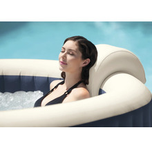 Frau entspannt in einem aufblasbaren Whirlpool