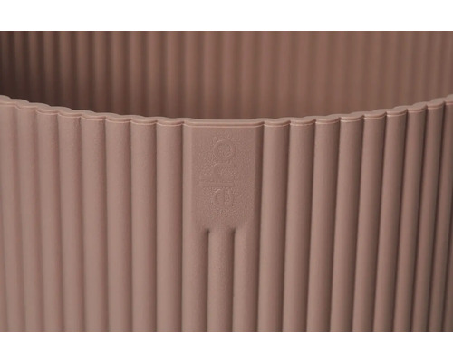 Detailansicht eines gerippten Pflanzgefäßes