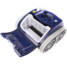 Poolroboter mit geöffnetem Filterfach zur Reinigung von Pools