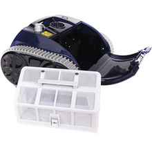 Poolroboter mit geöffnetem Fach und herausgenommenem Filterkorb