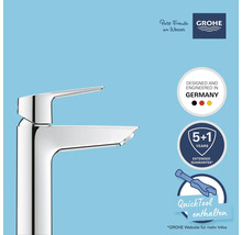 Glänzende Chrom Armatur mit 'Designed and Engineered in Germany' Siegel, '5+1 Jahre Garantie' Siegel und QuickTool Symbol