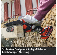 Person schneidet Holz mit einer Einhell Akku-Kettensäge.