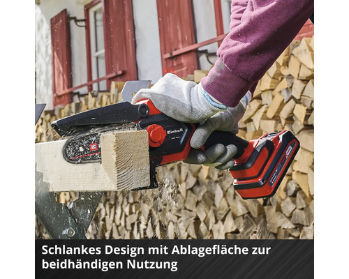 Person schneidet Holz mit einer Einhell Akku-Kettensäge.