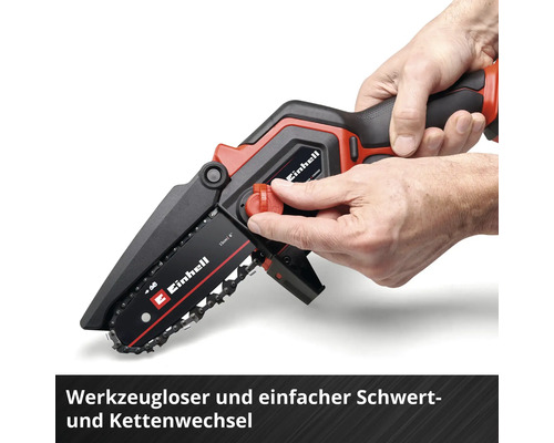 Eine Hand hält eine Akku-Kettensäge der Marke Einhell.